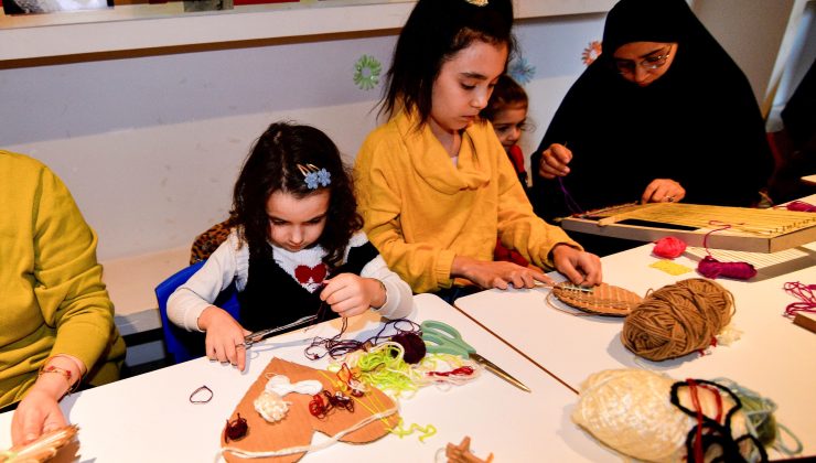 Bornova’da minik eller tezgâh başında