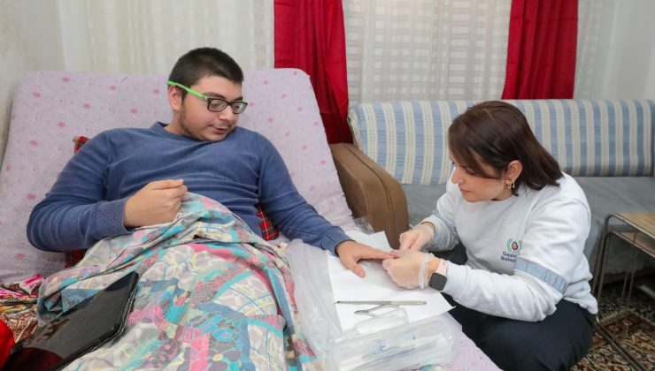 Gaziemir Belediyesi’nden vatandaşların hayatına dokunan hizmet: 1056 kişiye Evde Kuaför Hizmeti