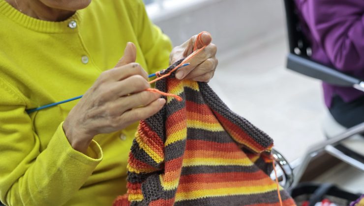 İyilik örüyor, çocukların yüreklerini ısıtıyorlar