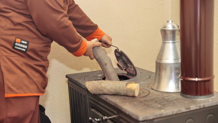 Konak’ta kış dayanışması: Budanan ağaçlar yuvaları ısıtıyor