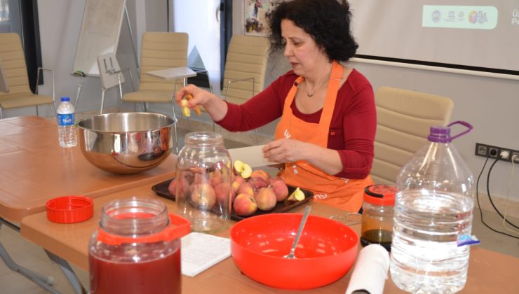 Üretici Pazarında çocuklara tohum, ailelerine sirke yapım atölyesi