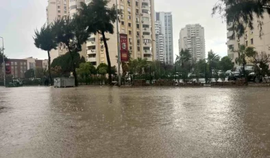 İzmir’de Sağanak ve Fırtına Hayatı Felç Etti!