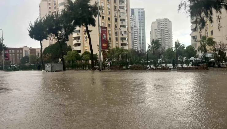 İzmir’de Sağanak ve Fırtına Hayatı Felç Etti!