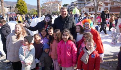 Ürkmez’de yarıyıl tatiline kar sürprizi