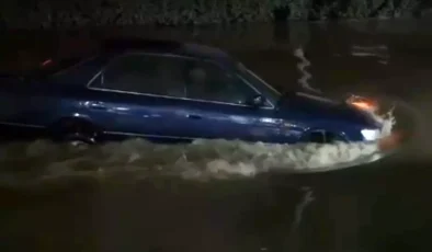 İzmir’de Selde Yüzen Otomobil Şaşırttı!