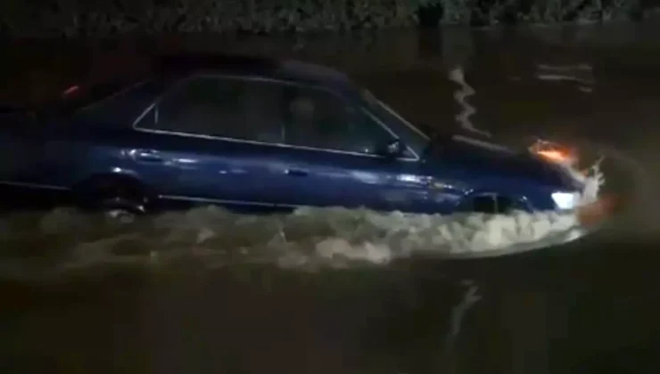 İzmir’de Selde Yüzen Otomobil Şaşırttı!
