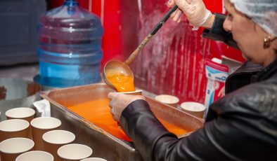 Karşıyaka Belediyesi’nden 30 bin kişiye sıcak çorba ikramı