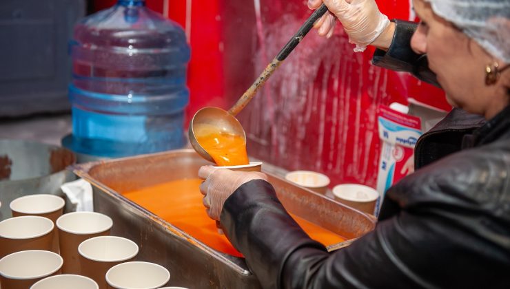 Karşıyaka Belediyesi’nden 30 bin kişiye sıcak çorba ikramı