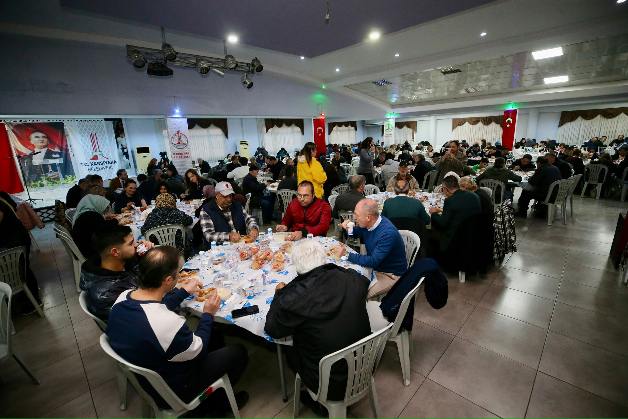Karşıyaka’da ilk iftar sofrası Cumhuriyet Mahallesi’nde kuruldu