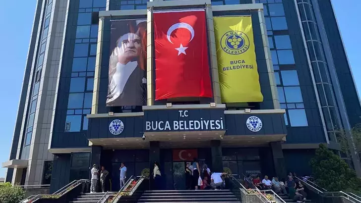 Buca Belediyesi’ne operasyon: Gözaltına alınan 26 kişi adliyeye getirildi