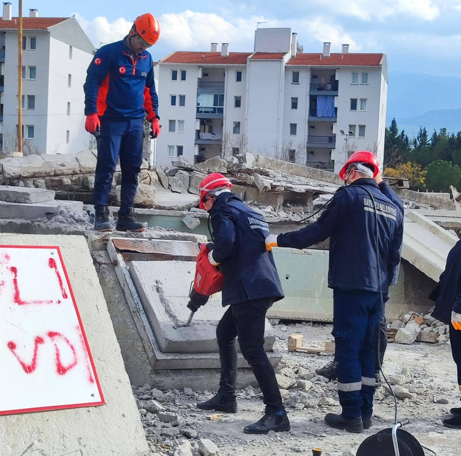 Bayraklı Belediyesi Arama Kurtarma Ekipleri AFAD Eğitimini Tamamladı