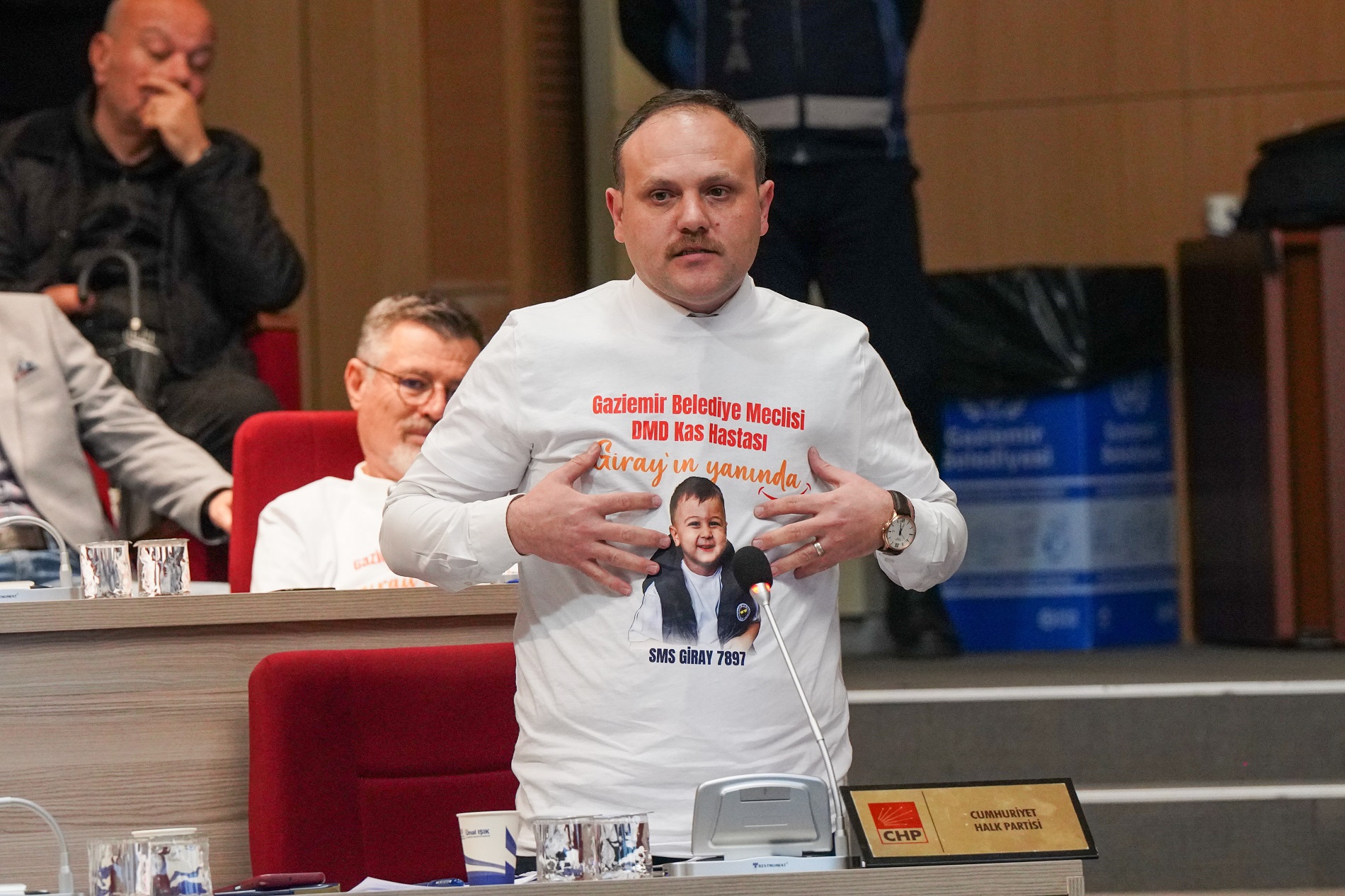 Gaziemir Belediye Meclisinden DMD Hastası Giray’a Yardım Çağrısı