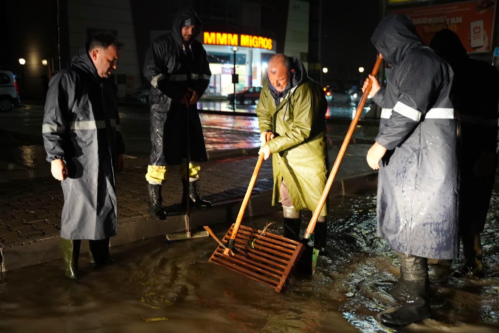 Çeşme’de şiddetli yağışa karşı kesintisiz mücadele