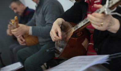 Konak’ta ücretsiz bağlama kursuna yoğun ilgi