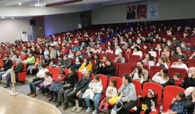 Çiğli’de Minikler Mikroplara Karşı Sahneye Çıktı