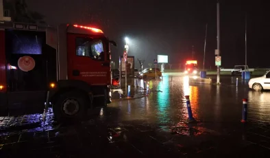 Kordonboyu Sağanakla Trafiğe Kapandı!