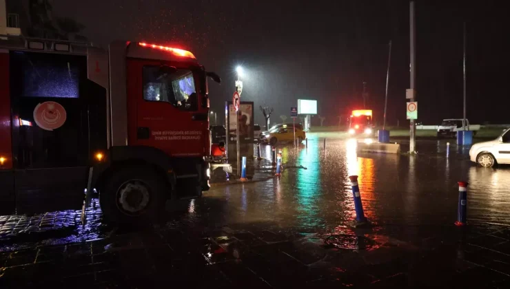 Kordonboyu Sağanakla Trafiğe Kapandı!