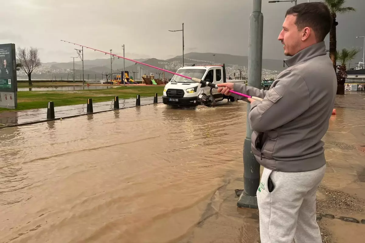 İzmir’de Şiddetli Yağış Kordon’u Göle Çeviriyor!