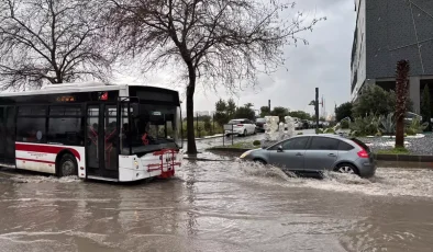 İzmir’de Sağanak Yağmur Yolları Felç Etti!