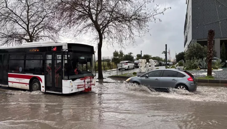 İzmir’de Sağanak Yağmur Yolları Felç Etti!