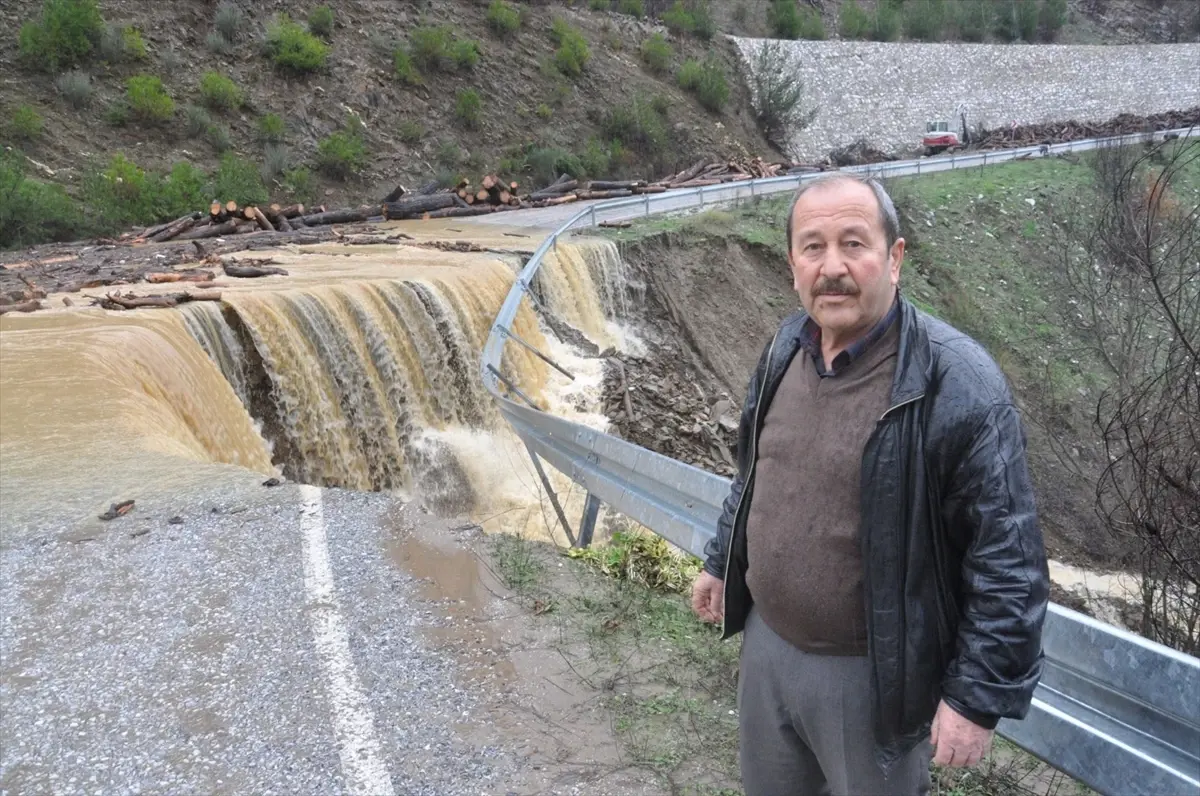 İzmir’de Sağanak Sonucu Yol Çöktü, Ulaşım Kapandı!
