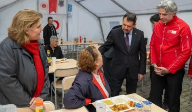 İzmir’de İhtiyaç Sahiplerine 2 Bin İftar Yemeği!