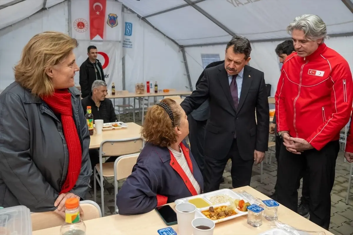 İzmir’de İhtiyaç Sahiplerine 2 Bin İftar Yemeği!