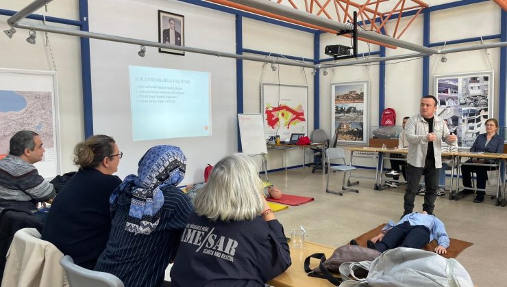 Karşıyaka’nın afet gönüllüleri eğitimlerle güçleniyor