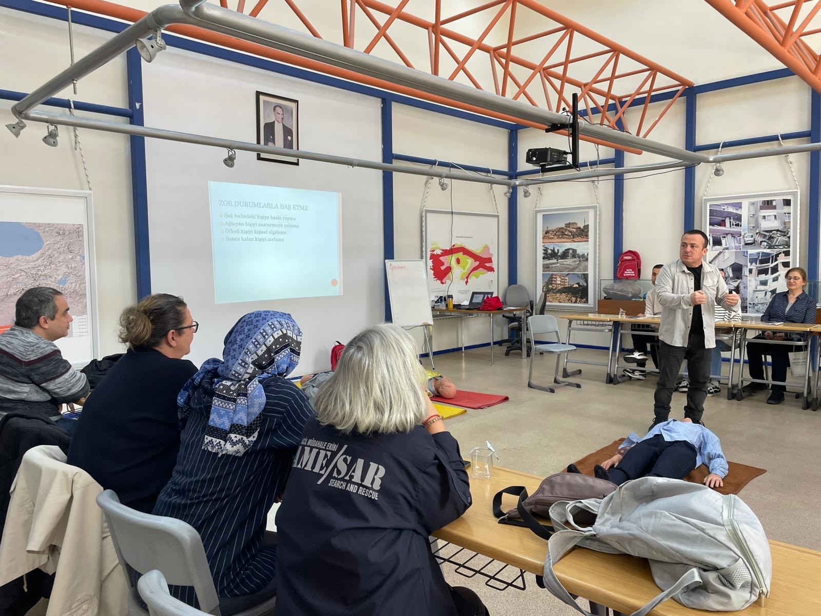 Karşıyaka’nın afet gönüllüleri eğitimlerle güçleniyor