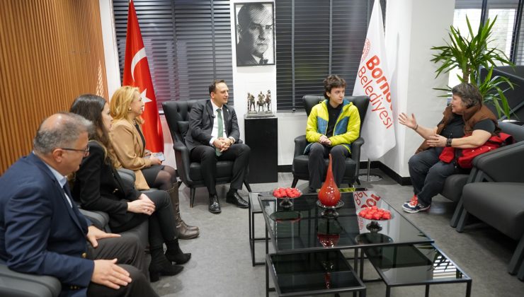 Başkan Eşki başarılı öğrencileri ağırladı, tabletle ödüllendirdi