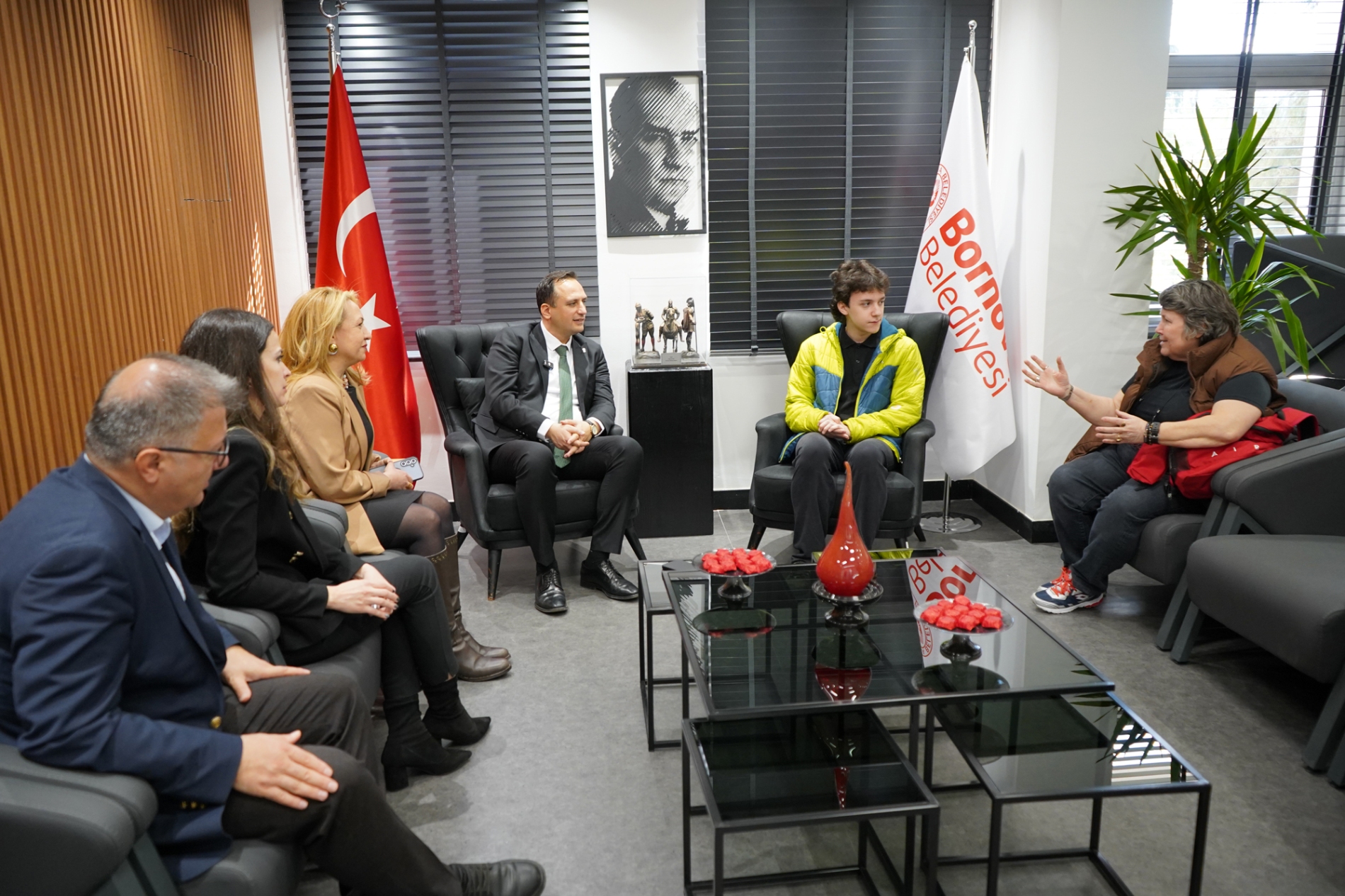 Başkan Eşki başarılı öğrencileri ağırladı, tabletle ödüllendirdi