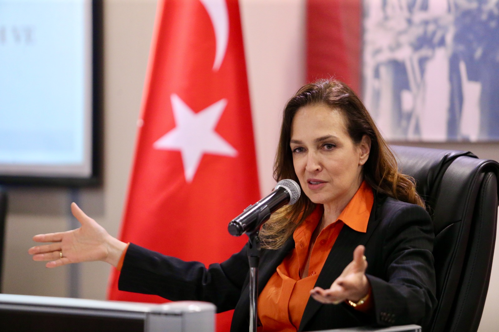 İzmir Büyükşehir Belediye Başkanı Sn. Cemil Tugay’ın bir yayın kuruluşuna yaptığı açıklamalara istinaden, zorunlu açıklamadır: 