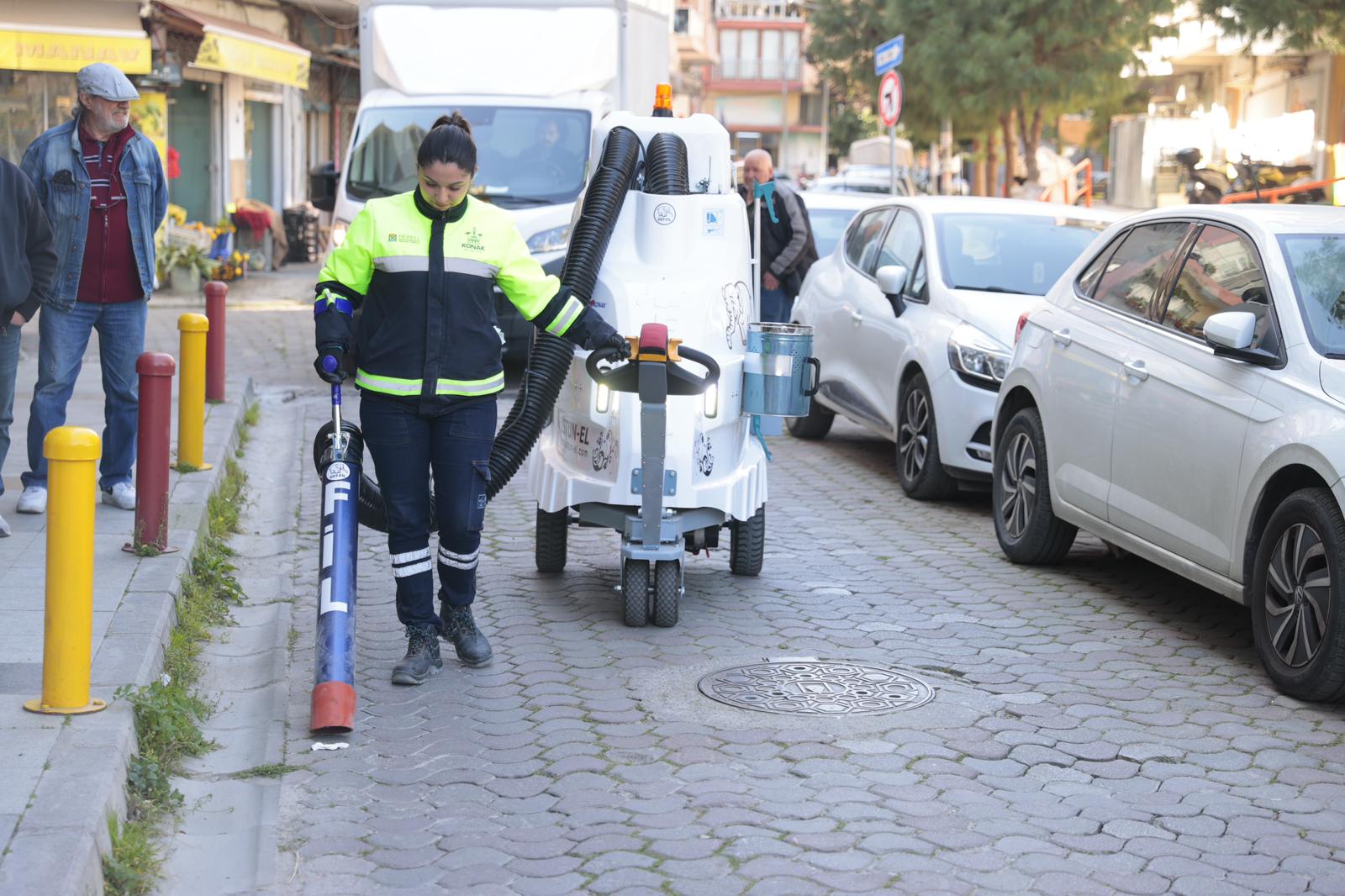 Konak’tan temizliğe pratik çözüm: Filler görev başında
