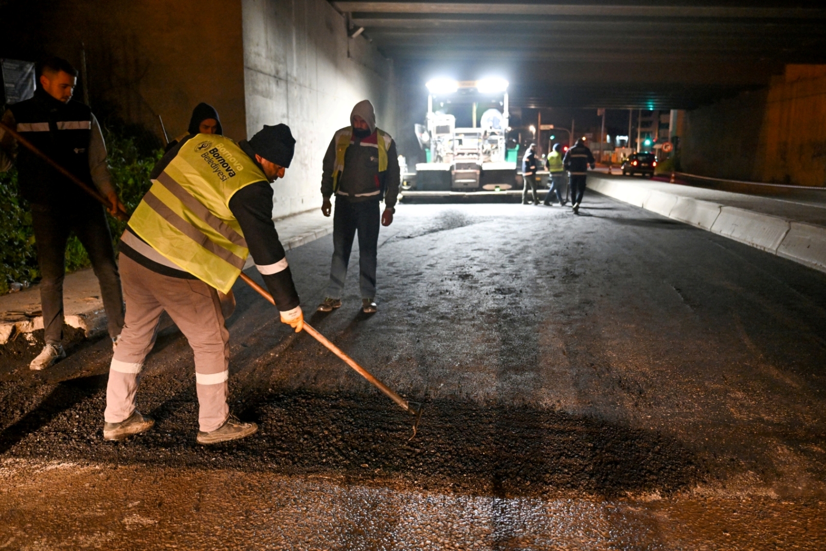 Bornova’da yağmur bitti, asfalt serimi başladı