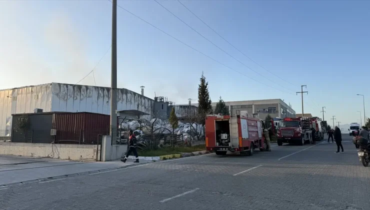 Tire OSB’de Atık Depo Yangını Kontrol Altına Alındı