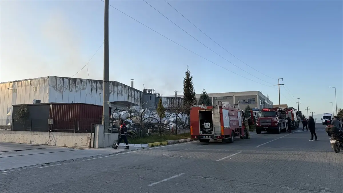 Tire OSB’de Atık Depo Yangını Kontrol Altına Alındı